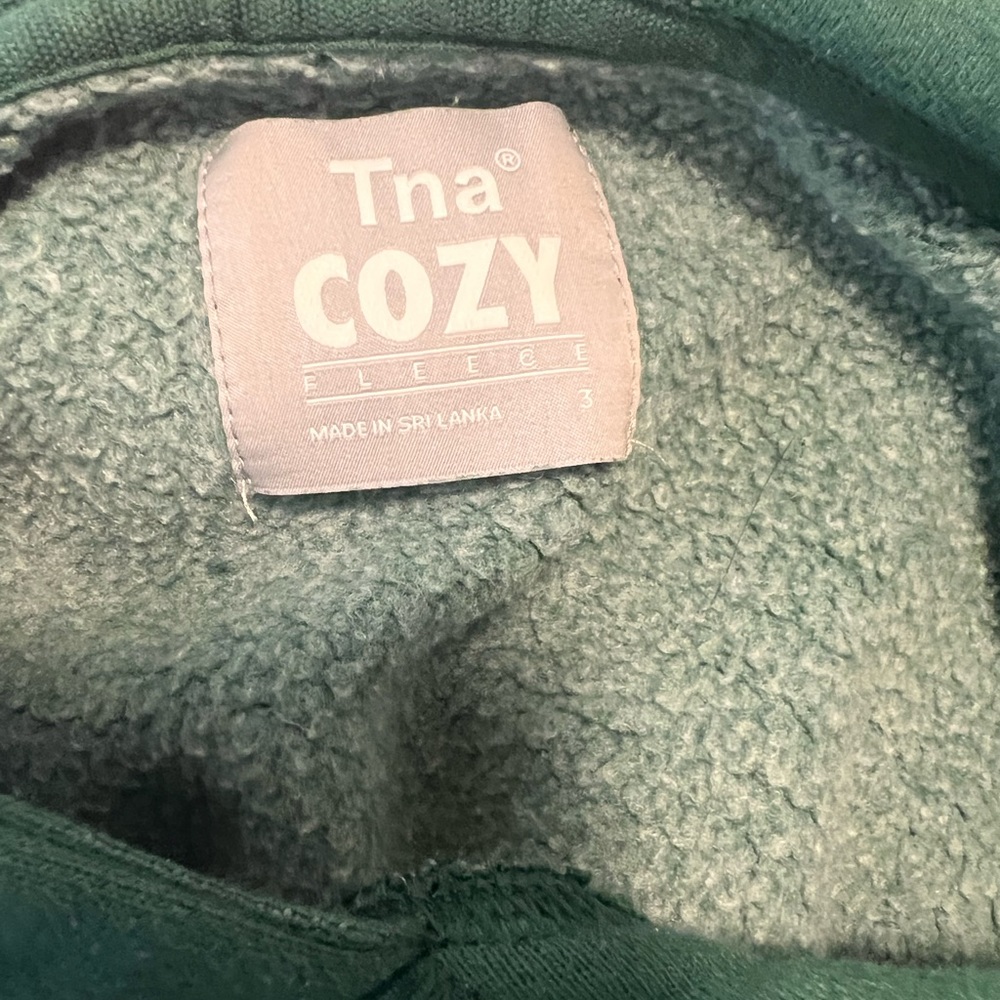 Tna Aritzia cozy fleece boyfriend cropped hoodie - Picture 5 of 5